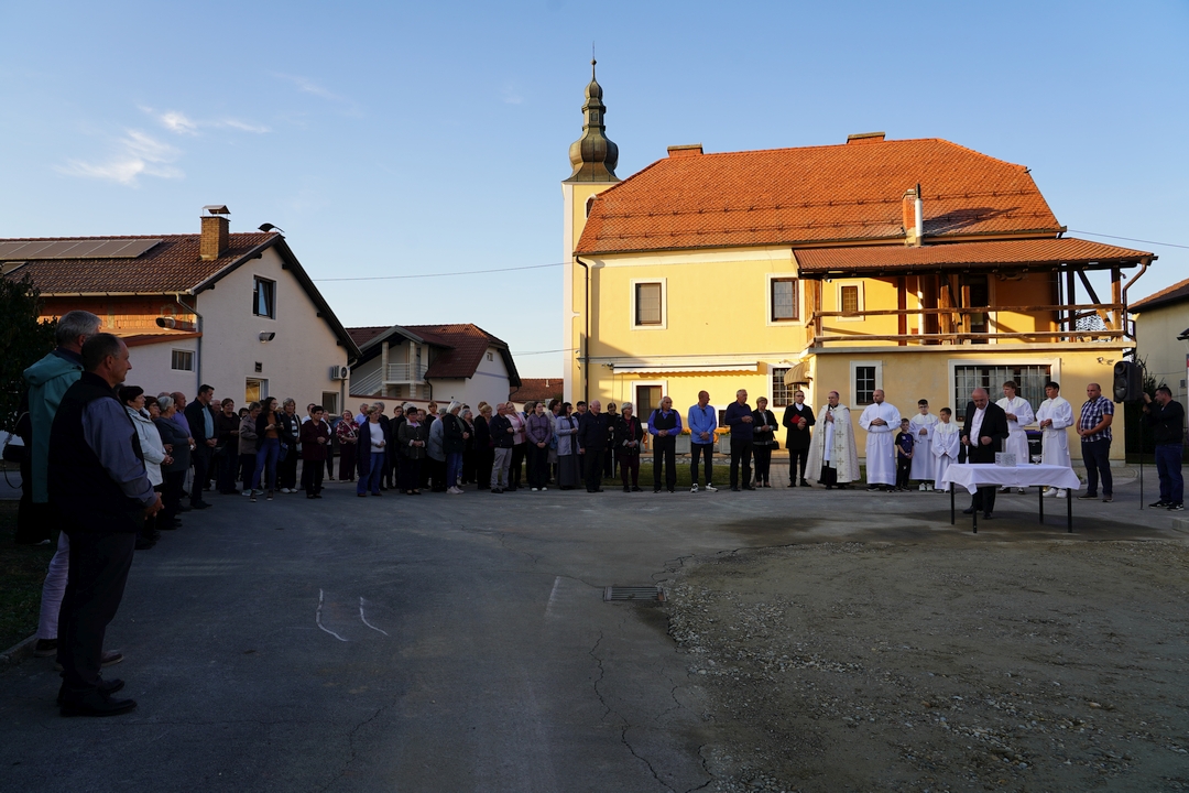 Položen i blagoslovljen kamen temeljac Pastoralnog centra u Vidovcu 